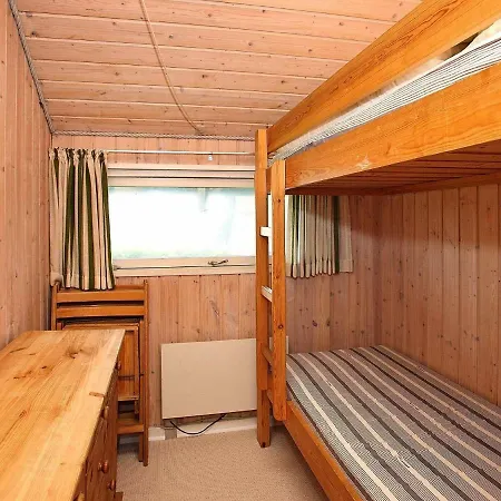 Three-bedroom Holiday In 4 *